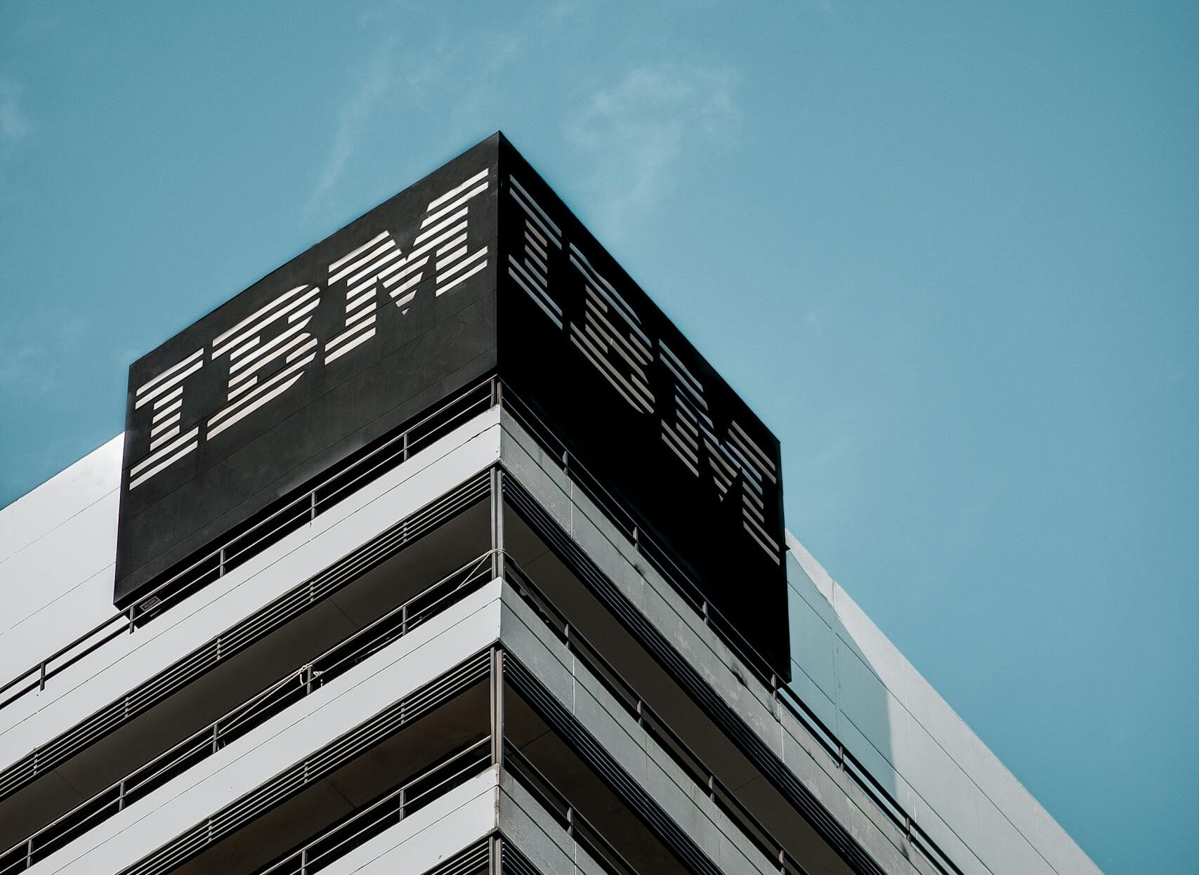 Architectural view of a modern office building with IBM logo in Buenos Aires.